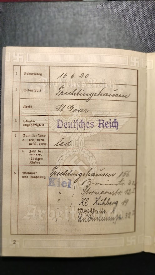 Dieses Bild hat ein leeres Alt-Attribut. Der Dateiname ist 1938_05_06_Arbeitsbuch_Innen_2_mit_5_Wohnungen_in_Kiel.jpg